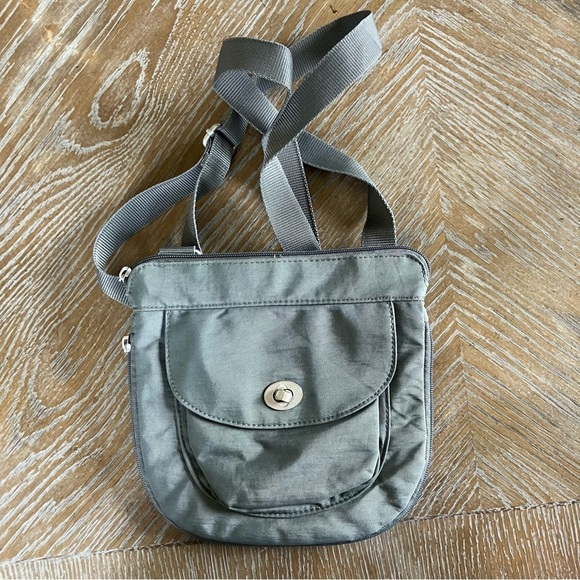 Baggallini Handbags - EUC Baggallini Crossbody Nylon Travel Bag Purse Gray
